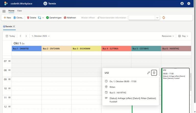 Backend-Kalender mit markierter Anfrage und den Schaltflächen Genehmigen und Ablehnen